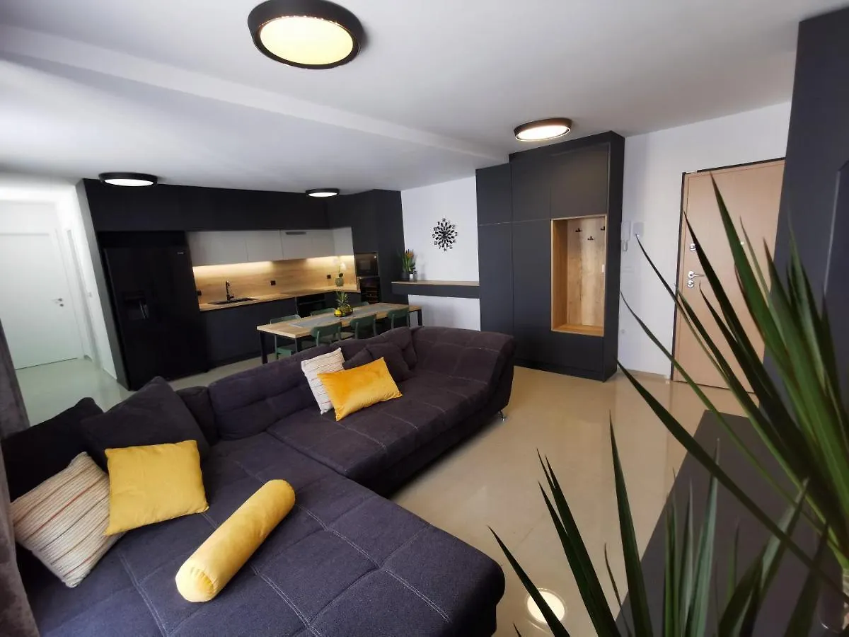 Black Pearl - Luxury Seaside App With Pool & Bbq, Istra Banjole